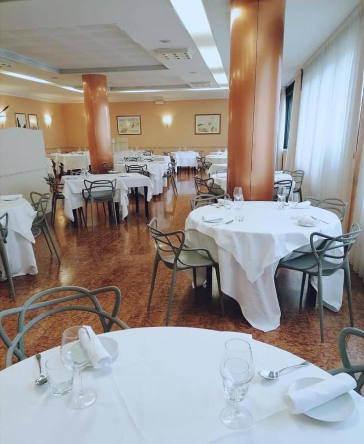Ristorante Hotel Lucia - 100 Mt Dal Mare Giulianova Buitenkant foto