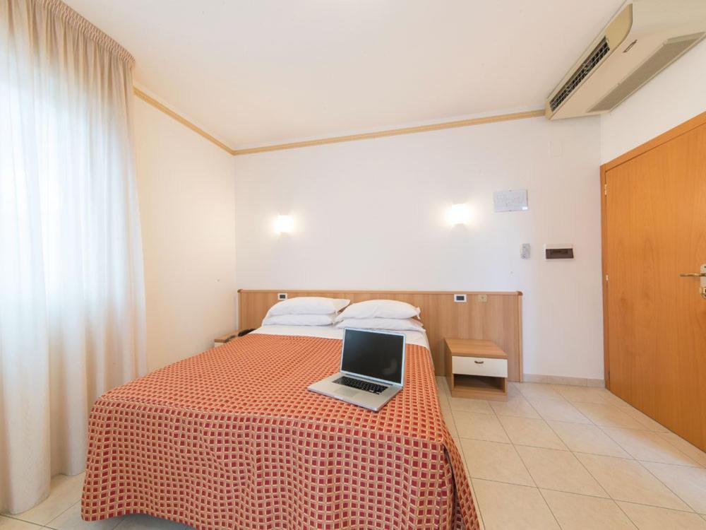Ristorante Hotel Lucia - 100 Mt Dal Mare Giulianova Buitenkant foto
