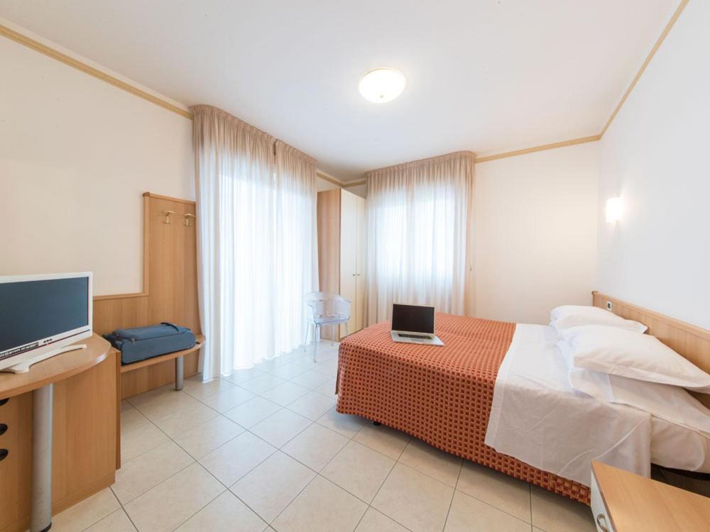 Ristorante Hotel Lucia - 100 Mt Dal Mare Giulianova Buitenkant foto