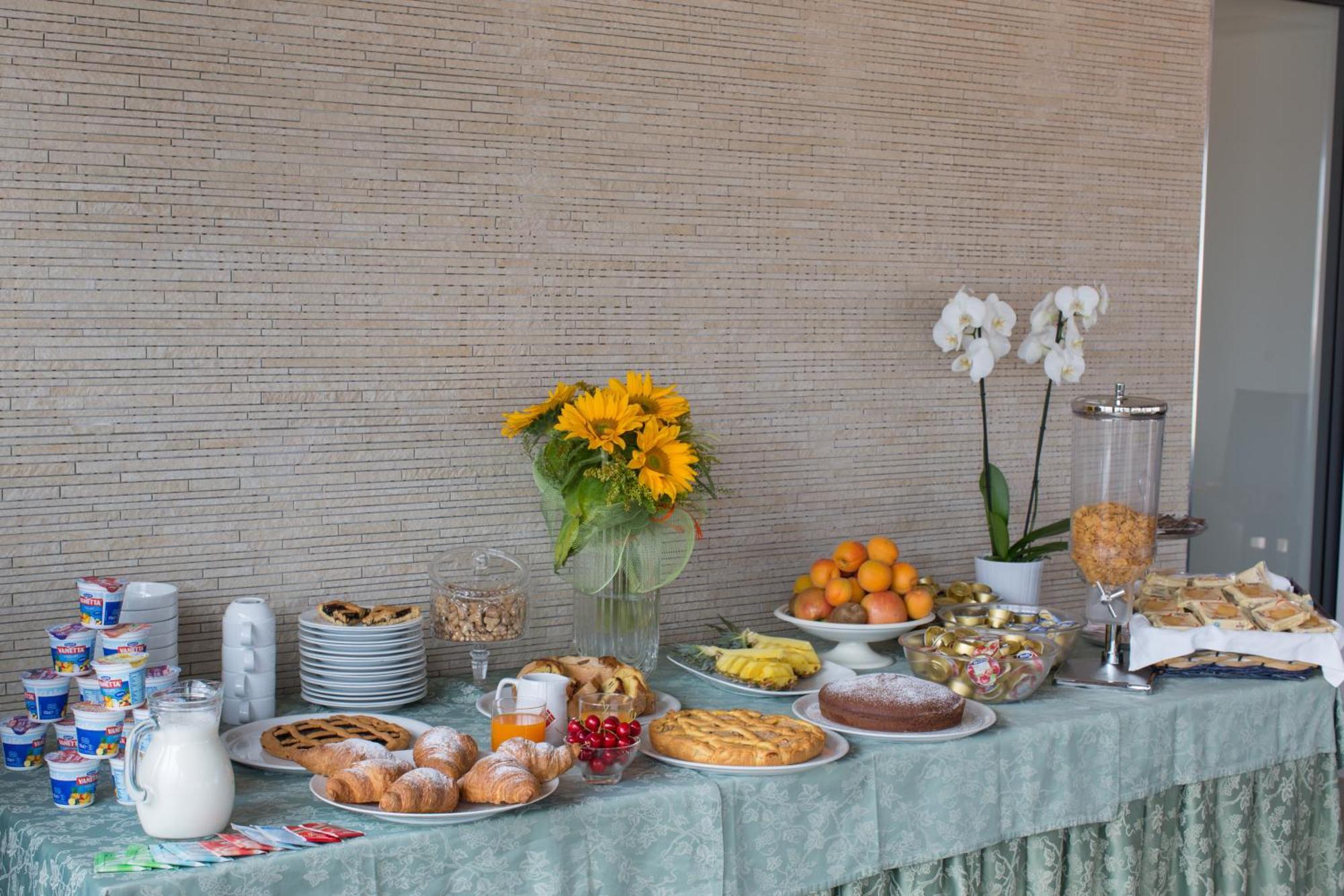 Ristorante Hotel Lucia - 100 Mt Dal Mare Giulianova Buitenkant foto